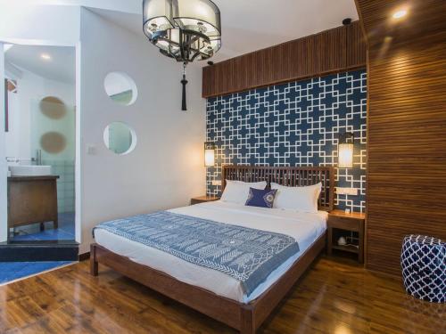 a bedroom with a king sized bed and a large wall at Chongqing Ouranjian Lake View Guesthouse in Chongqing