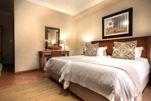 Una cama o camas en una habitación de Oak Tree Lodge