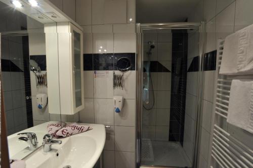 a bathroom with a sink and a shower at Gasthof Kirchenwirt in Lackenhof