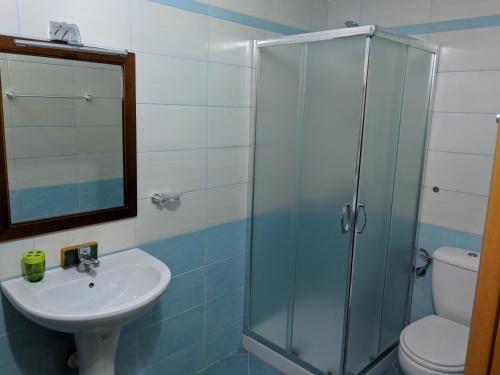 Seafront Apartment 욕실