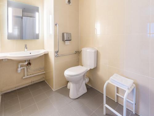 B&B HOTEL Meaux tesisinde bir banyo