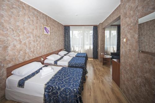 une chambre d'hôtel avec deux lits et une salle de bain dans l'établissement Hotel Akord - Free Parking & Metro Access, à Sofia