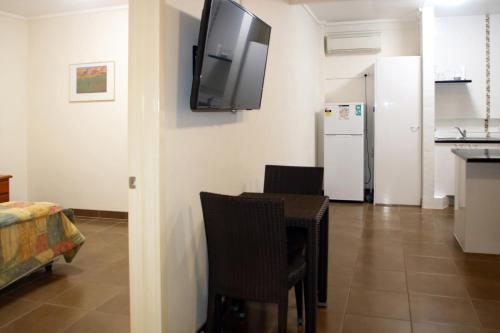 Cuisine ou kitchenette dans l'établissement The Stuart Hotel-Motel