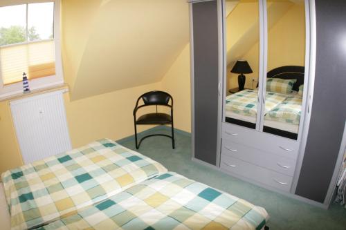 オストゼーバート・コゼロウにあるPerleのベッドルーム1室(ツインベッド2台、鏡付)