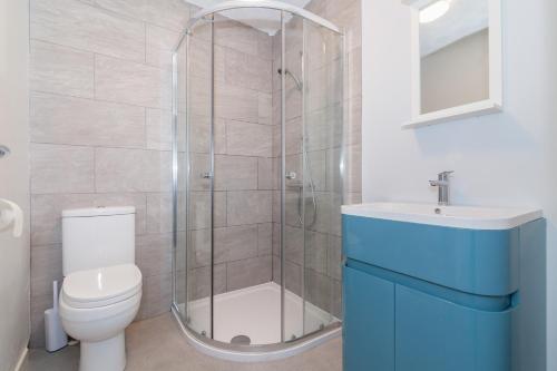 Rentalshosted Chorlton في مانشستر: حمام مع دش ومرحاض ومغسلة