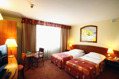 Hotel Prezydencki 3-star في جيشوف: غرفه فندقيه سريرين وتلفزيون