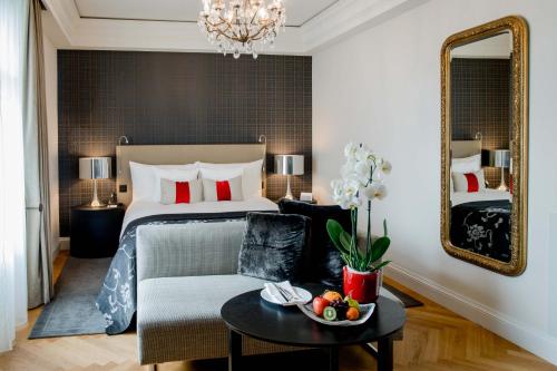 Postel nebo postele na pokoji v ubytování Hotel Schweizerhof Bern & Spa