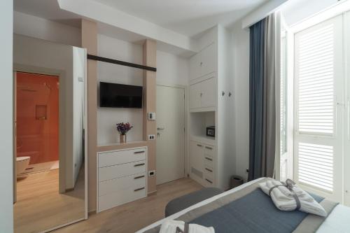 1 dormitorio con cama y ventana grande en Dimora Pietrabianca, en Monopoli