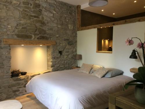 Giường trong phòng chung tại Le Val d'Ailleurs