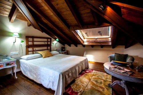 Un dormitorio con una cama grande y una ventana en El Búho de la Remolina, en Bode