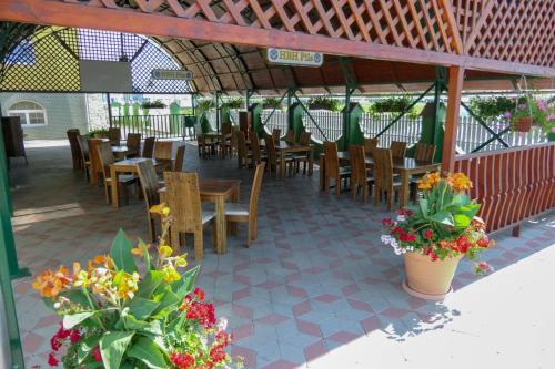 Restaurace v ubytování HBH Bajor Sörház Sólyomfészek Panzió