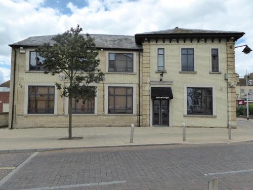 un edificio in mattoni con un albero di fronte di Hatfield Lodge a Lowestoft