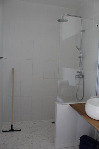 Bathroom sa Chambres d'Hôtes 1001 NUITS Montalivet
