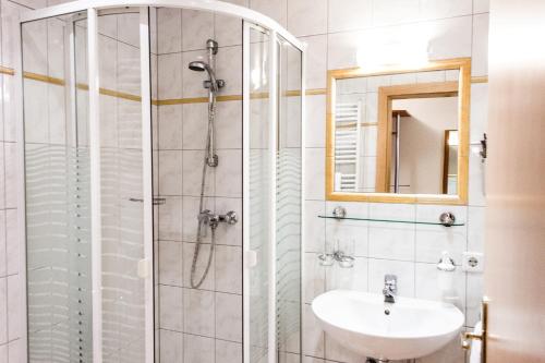 A bathroom at Weinberghof Ilkerl-Luf