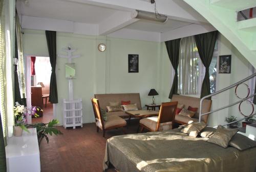 um quarto com uma cama e uma sala de estar em Misty Views- Susama Villa em Darjeeling