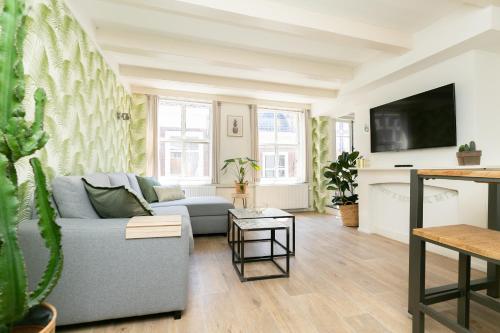 a living room with a couch and a tv at Fruit of the City - R.Q.C. in The Hague