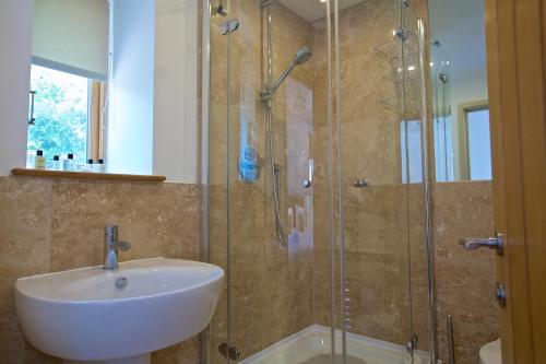 Bilik mandi di Dartmouth Green Lodges
