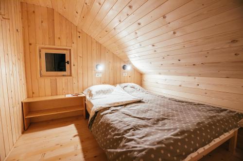 En eller flere senger på et rom på Alp Glamping Village