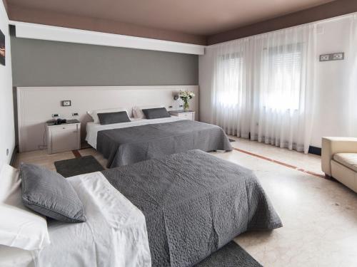 מיטה או מיטות בחדר ב-Hotel Giulia Ocean Club