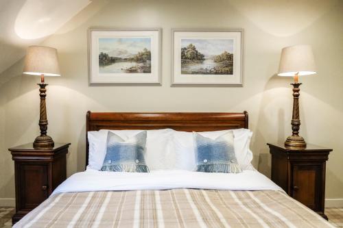 - une chambre avec un lit et deux lampes dans l'établissement Luss Cottages at Loch Lomond Arms Hotel, à Luss