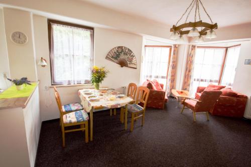 Zdjęcie z galerii obiektu Apartmán K lanovce w mieście Jáchymov