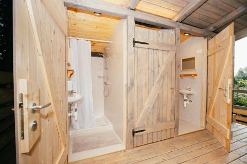 A bathroom at Alp Glamping Village