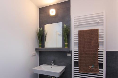 La salle de bains est pourvue d'un lavabo et d'un miroir. dans l'établissement Stax Motel, à Gamstädt