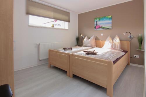 1 dormitorio con 1 cama grande en una habitación en Stax Motel, en Gamstädt