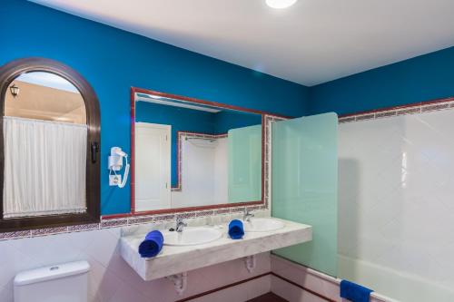 Baño con 2 lavabos y espejo en House Oasis Corralejo en Corralejo