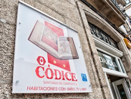 un rótulo en el lateral de un edificio de la Pensión O Códice en Santiago de Compostela