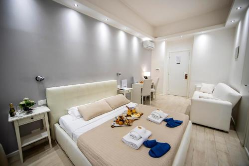 sypialnia z łóżkiem i ręcznikami w obiekcie Bella Roma Luxury Accommodation, Vatican City - Liberty Collection w Rzymie