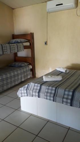 Pousada Cataventos tesisinde bir ranza yatağı veya ranza yatakları