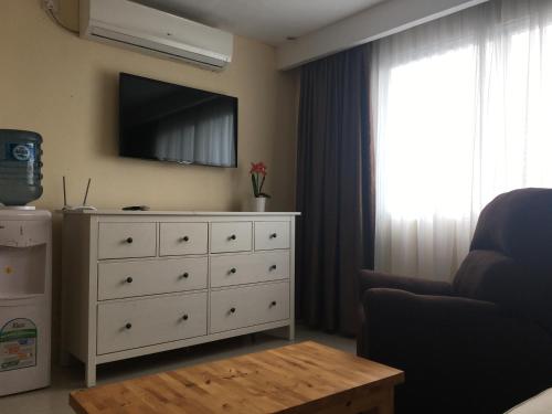 Una televisión o centro de entretenimiento en Nagoya Mansion Apartment