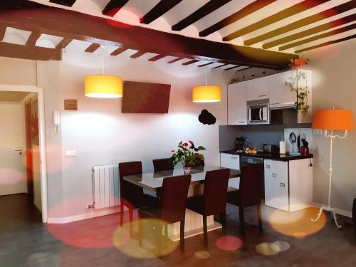 a kitchen and dining room with a table and chairs at Apartamento Corazón de Portales in Logroño