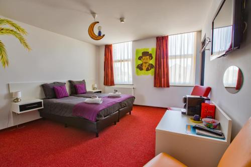 1 dormitorio con 1 cama y alfombra roja en Hotel Cuba Libre, en Vijlen