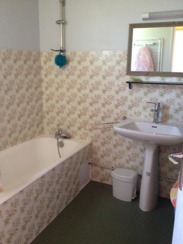 a bathroom with a bath tub and a sink at Location Saint Pierre d'Oléron in La Cotinière