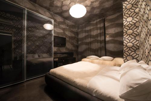 um quarto com uma grande cama branca e um espelho em B&B Lounge em Porto SantʼElpidio