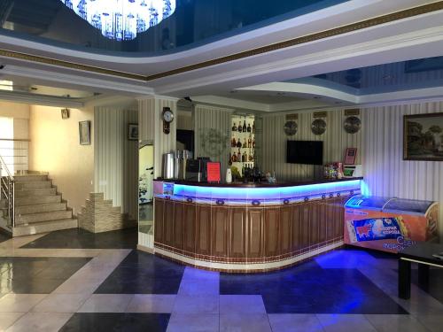 ロオにあるGuest House Gorniy Raiの青い照明が備わるホテルロビーのバー