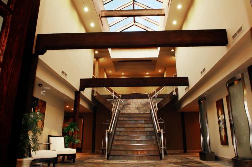 a large stairway leading up to a large room at Sterling Inn & Spa in Niagara Falls