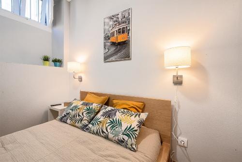 1 dormitorio con 1 cama y una foto de un tren en Graca Charming, en Lisboa