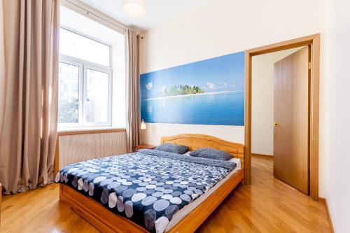 モスクワにある4-room Nice apartment Arbat Streetのベッドルーム1室(ベッド1台、大きな窓付)