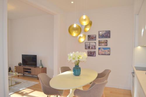 里斯本的住宿－TP AURA 19, Swimming Pool, Terrace & View，一间带桌子和金色气球的用餐室