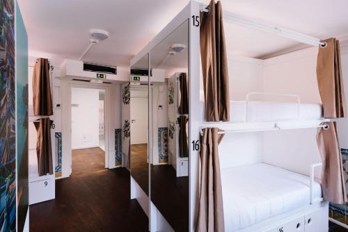 Lisbon South Hostel tesisinde bir ranza yatağı veya ranza yatakları