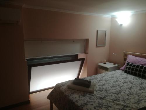 Habitación pequeña con cama y ventana en Casa Vacanza Due Effe en Martina Franca