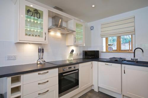 Dapur atau dapur kecil di Dartmouth Green Lodges