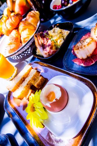 a table topped with plates of food with eggs and bread at Antichambre in Nîmes