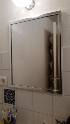 ヴィシーにあるChambre chez l'habitant et salle de bain communeのバスルーム(洗面台の上に鏡付)