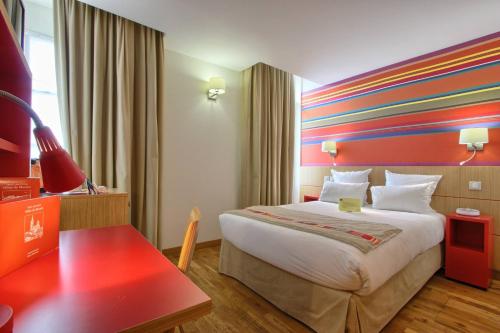 Кровать или кровати в номере Best Western Hotel du Mucem
