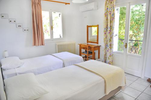 En eller flere senge i et værelse på Korakias Skorpidi