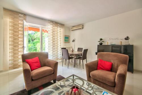 un salon avec deux chaises et une table dans l'établissement Cannes Film Festival Beach Apartment, à Cannes
